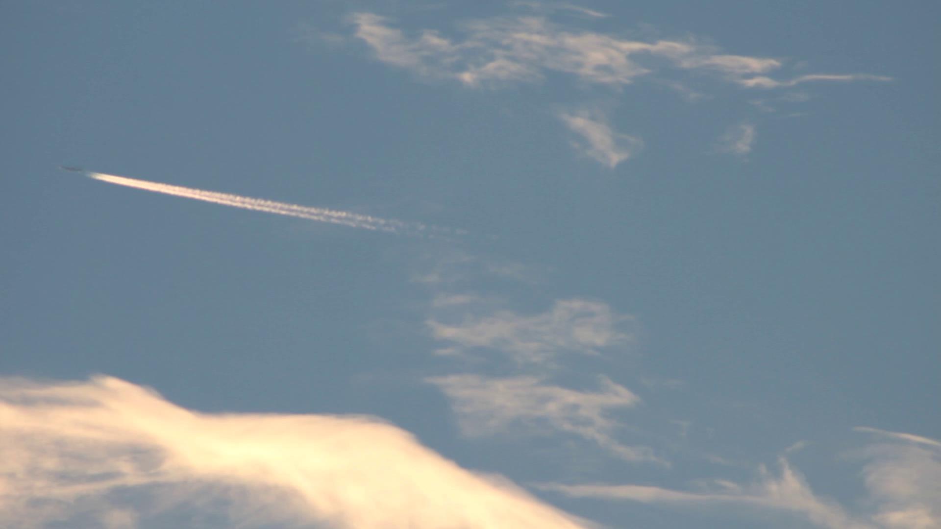 天空飞机划过留下痕迹高清实拍