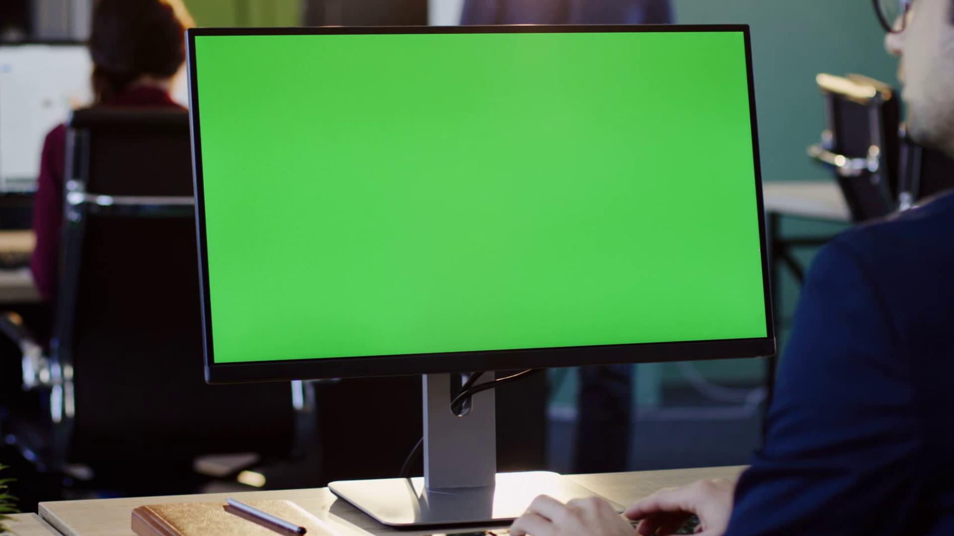 商务实拍电脑前工作绿幕抠图办公视频素材-92素材网