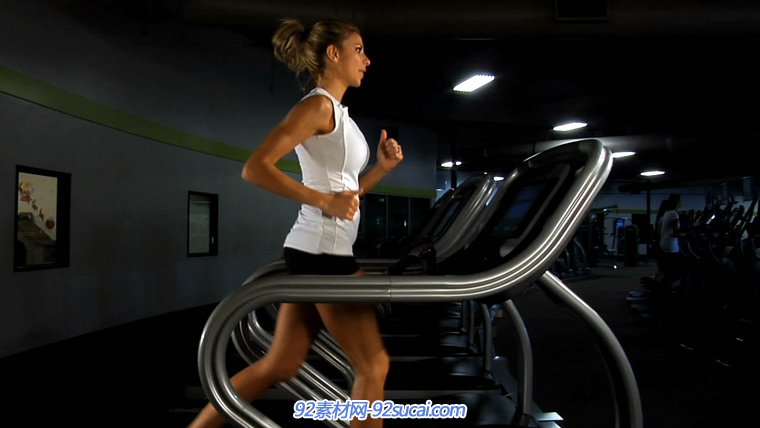 外国女士在跑步机上跑步健身运动