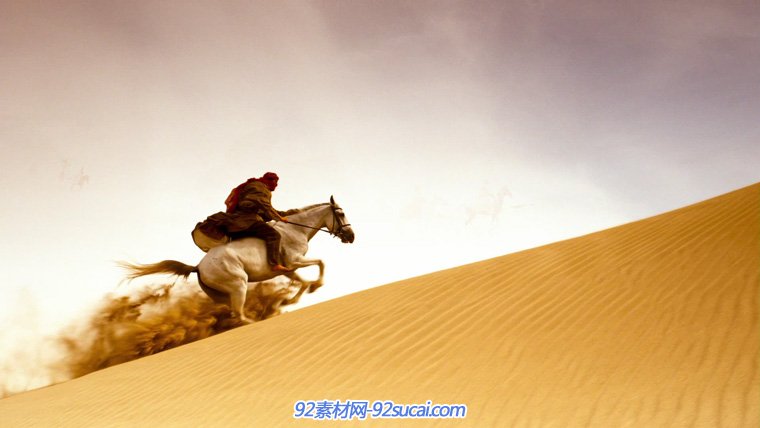 金黄色沙漠中骑马奔跑
