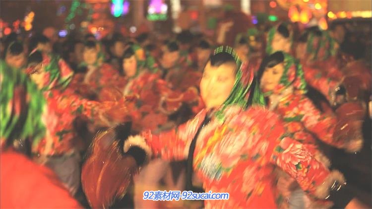 春节放烟花爆竹人群观看热闹才艺表演舞蹈夜晚