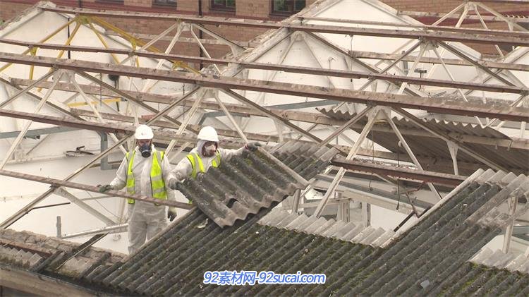 房屋建筑工人施工拆除搬移屋顶石棉瓦瓷块人物工作高清视频实拍