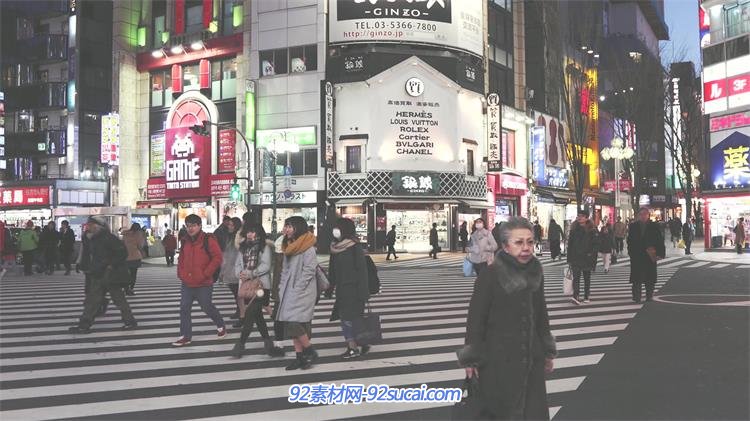 繁华日本城市建筑拥挤街道交通车流人来人往夜景镜头高清视频实拍