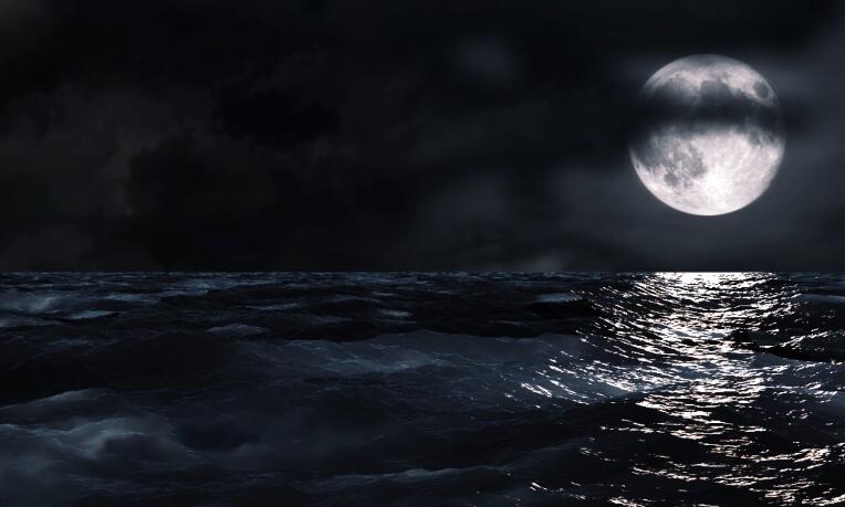 夜晚海上海浪海面雾色月亮升起高清视频实拍