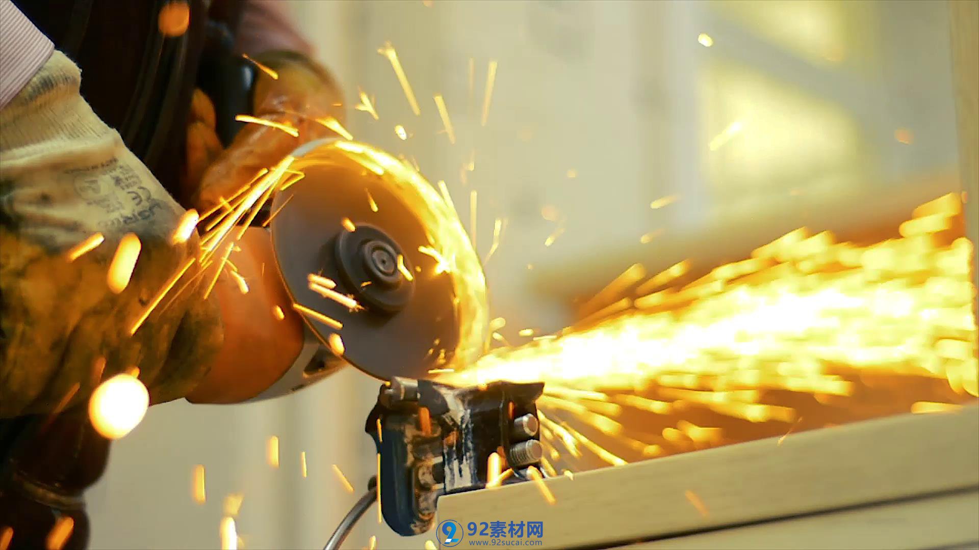 工人在切割工作切割机火光工业视频高清实拍