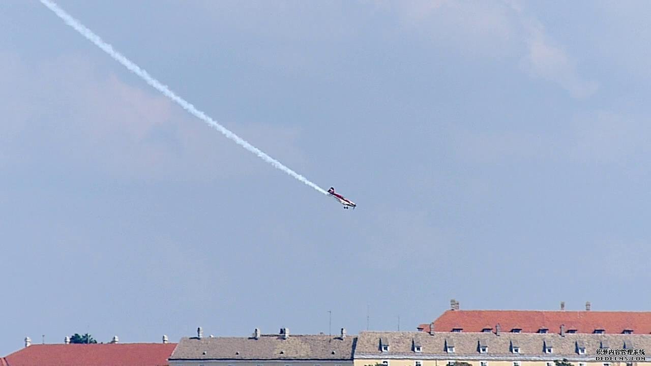 高空飞机特技俯冲降落到地面实拍高清实拍-92素材网