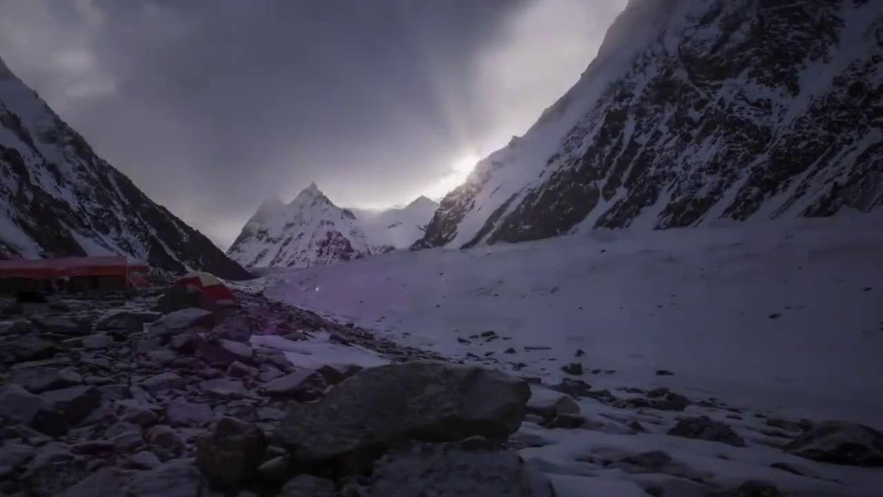 夜晚雪山满天星光时间流逝日出美景-92素材网