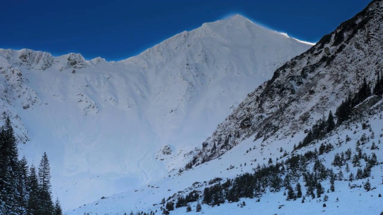 巍峨雪山远景拍摄高清实拍