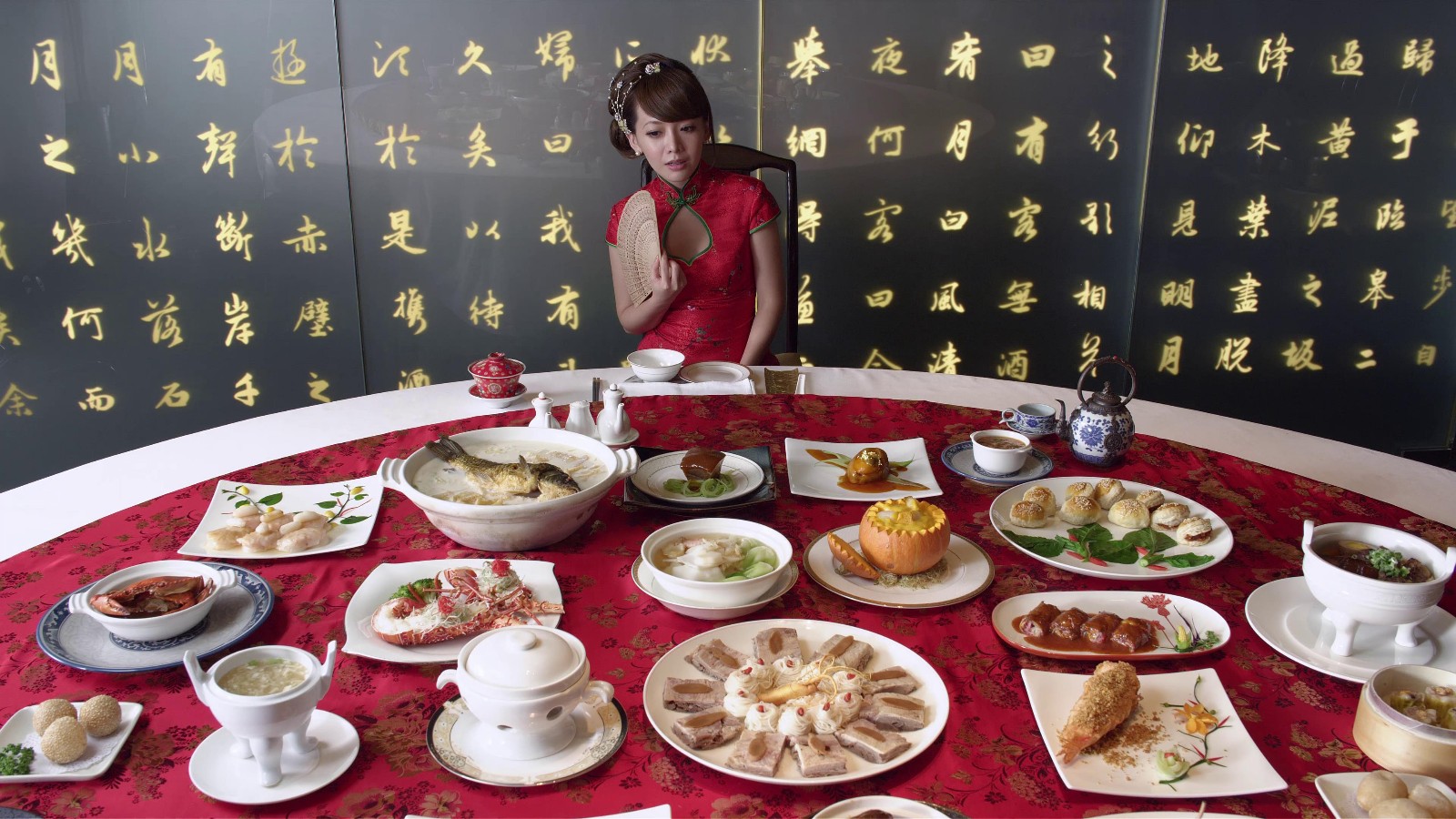美女高清视频古风典雅餐馆北京烤鸭餐桌美食品尝试吃