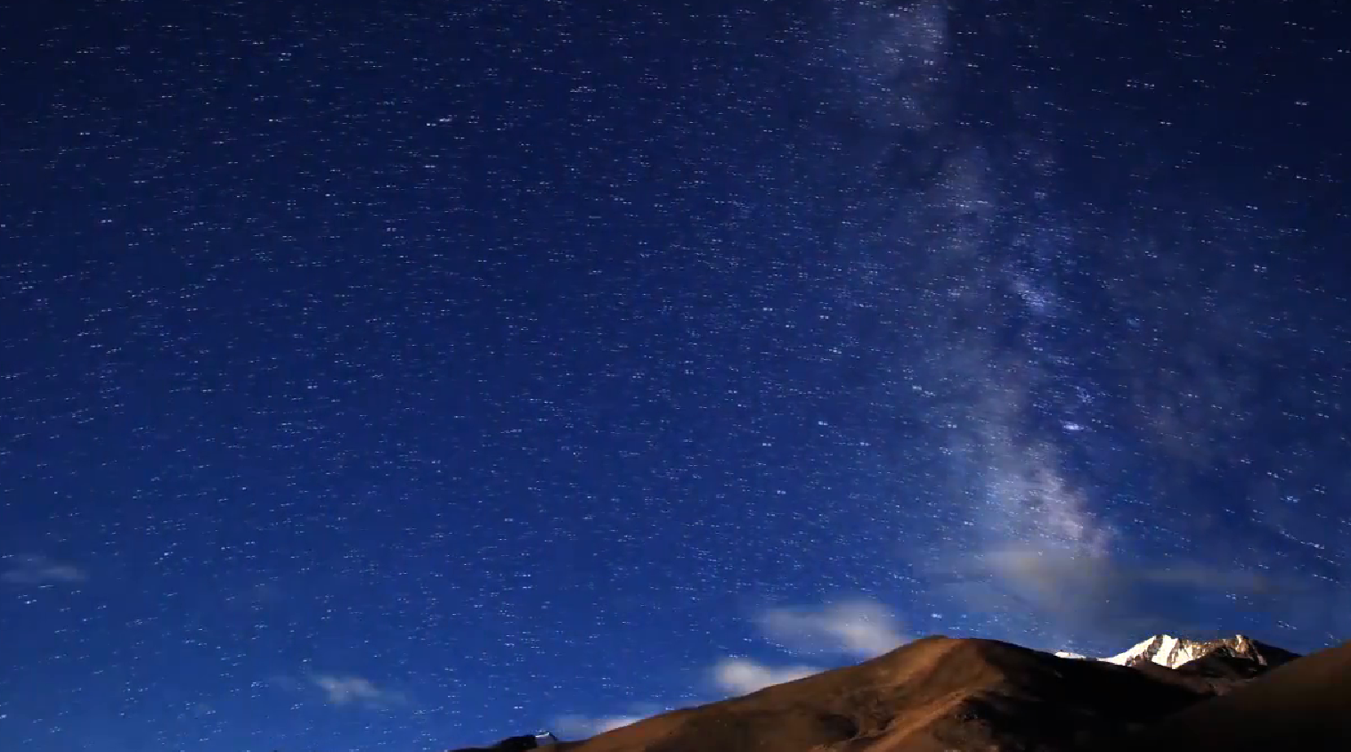 這是一段延遲拍攝星空晝夜變幻的實拍視頻素材,夜空星光璀璨,畫面將