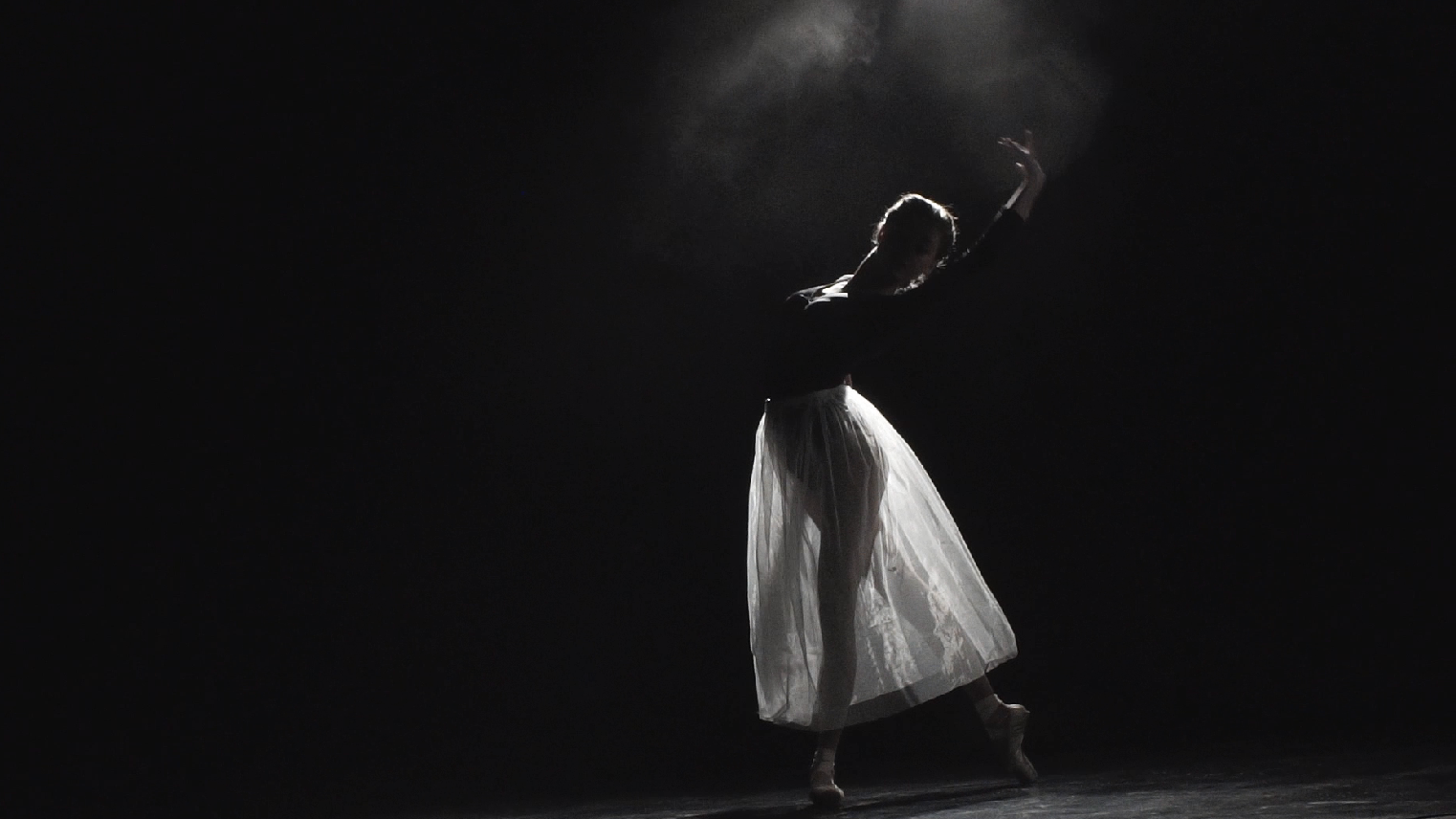芭蕾舞女子漆黑舞台上深情起舞艺术实拍视频素材