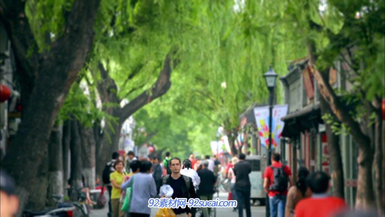 街頭行人 街上行人人流人群 涼亭開滿花的樹枝藍天 高清實拍視頻