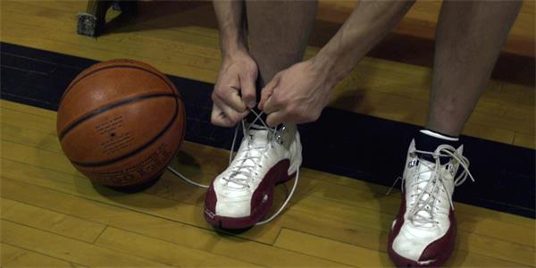 篮球鞋怎样系鞋带图片