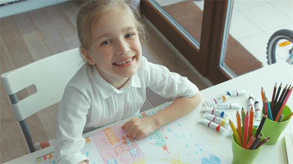 儿童开心绘画露出天真笑容实拍高清视频素材