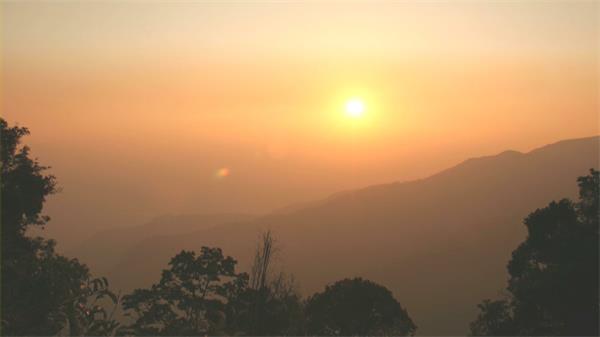 唯美高山观赏艳丽日出升起自然景象高清视频延时实拍